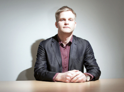 EK ekonomikas un finanšu eksperts Gatis Eglītis: «Latvieši kopumā ir godīgi. Bija daudz iespēju, kad ierēdņi varēja mēģināt apvest mūs ap stūri. Tomēr mani vairākas reizes pārsteidza, ka solītais tiek izpildīts. Latvieši ir arī ļoti mierīga tauta. (..) Kolēģiem, kas strādā Grieķijā, ir miesassargi, viņi nevar iziet ielās vieni.»