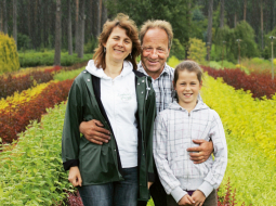 Baltezera dārzniecības līdzīpašnieks Varis Kazaks ar sievu Anitu un meitu Selīnu.