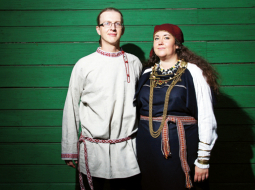 Laura ar Janaru iepazinās pirms sešiem gadiem Mazirbē. Tagad dzīvo Tallinā, un abi dzied Latviešu Nacionālās kultūras biedrības folkloras kopā Rēvele.
