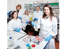 Latvijas Biomedicīnas pētījumu un studiju centra komanda — Zane Kalniņa (no kreisās), vadītāja Aija Linē, Pāvels Zajakins, Irēna Meistere un Karīna Siliņa — kuņģa vēža antivielas ir centusies atšifrēt piecus gadus. Sasniegtie rezultāti saviļņojuši zinātnes prātus ne tikai Latvijā.