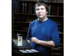 Rīgas Numismātikas salona vadītājs Madis Gerbaševskis novērojis, ka jauniešiem lata nomaiņa ir samērā vienaldzīga, taču vecāki cilvēki eiro īsti netic, jo ar naudas reformām apmānīti daudz reižu. «Nezinu, cik ilgam laikam jāpaiet, lai latu aizmirstu. Lats tik un tā būs mīļš, lai arī ikdienā lietos eiro.»