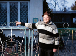 «Reiz rēķināju: ja manas mucas saliktu rindā, iznāktu no Smiltenes līdz Pliskavai. Katra muca — metrs, pa gadu vismaz 300 uztaisīju,» lepojas Alberts Mednis, kurš 8.septembrī nosvinēja 100. dzimšanas dienu. «Tā strādāju 80 gadus līdz 97 gadu vecumam.»
