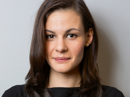 Dziedāt mūziklos, dejot, spēlēt dramatisko teātri, filmēties kino — Ieva Segliņa pierāda, ka talantīgam teātra profesionālim Latvijā jāvar viss. Viņai šī dažādība ir pa prātam. «Tas ir pluss, ka varam attīstīt vairākas aktiermeistarības šķautnes. Man tas ir ļoti interesanti.»
