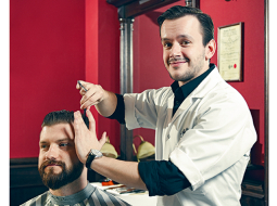 «Svaiguma sajūta, ko iegūsti, kad noskujies vai sakop bārdu, ir tas pats, ko sieviete jūt pēc friziera vai kosmetologa apmeklējuma,» salīdzina Rīgas bārddziņa boss Kārlis Zemgalietis. Attēlā — ar kolēģi Rūdolfu Spotu.