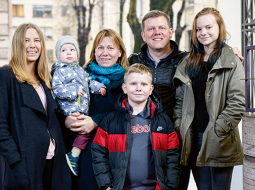 Ēriks Ešenvalds ar sievu Inesi un bērniem (no kreisās) —  Emīliju Emmu, Tomasu Tomu (klēpī), Mārtiņu Mārci un Elizabeti Betu.