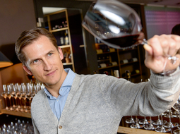 «Arī manā dzimtenē Rojā un Mazirbē, kur dzīvo vecāki, cilvēki sāk saprast vīnu. Sēžot pie jūras un ēdot kūpinātu buti, ko tad daudz vajag? Es dzertu ozolkokā izturētu Chardonnay ar kūpinājuma, dūmakas aromātu. Vai arī rīslingu, kura dzīvīgais skābums tiks galā ar trekno butīti.»