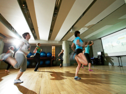 Fitnesa klubā I Love Fitness jau vairāk nekā gadu ir pieejamas 3D nodarbības, kurās aerobika un dejošana notiek pie trīsarpus metrus liela ekrāna.