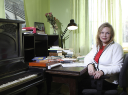 Inga Ābele pašlaik nerakstot, apdomājot dzīvi. «Jocīgi skanēs, bet visvairāk es gribētu nojaust, vai Francis «zina», ka viņš ir reabilitēts, un vai ir gandarīts?»