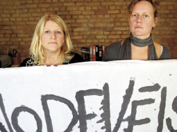 Divus vakarus Aina Līsmane (no labās) un Karīna Muzikante protestēja pret Zatlera Reformu partijas vēlmi veidot valdību ar Saskaņu. Par to Ainu nogādāja policijā.