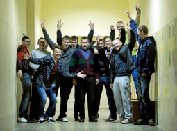 Jelgavas tehnikuma audzēkņi, kuri vieni no pirmajiem Latvijā automehāniku apgūst duālās izglītības projektā pēc principa «darbā balstītas mācības». Viņu vidū autouzbūves un autoremonta pasniedzējs Jānis Grīnvalds.