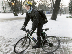 Rīgā jau vienpadsmit gadus pazīst dzelteno Reiņa Avena velokurjera ķiveri. Ziemā viņam nosalt neļauj draudzenes šūtie mokasīni un roku sildītāji. Foto — Rūta Kalmuka, F64