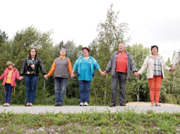 «Baltijas ceļā» Vecpiebalgā šogad. No kreisās: Uldive Baltputna, Luīze Baltputna, Līga Baltputna, Anna Baltputna, Edīte Baltputna, Andris Baltputns, Agrita Eškina un Ģirts Eškins.