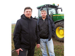 Riekstiņu saimnieks Guntars Bartkevičs (pa kreisi) un agronoms Gatis Siliņš.