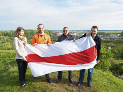Opozicināri Volkoviskas pilsētiņā ap 300 km no Minskas: kristīgi demokrātiskās partijas līderi Volha Severieneca (pa kreisi) un viņas dzīvesbiedrs Paviels (pa labi), bijušais politieslodzītais Mikalajs Autuhovics (otrais no labās) un Aliksandrs Vasiļjejs. Rokās 1918.gada Baltkrievijas Tautas Republikas karogs, kuru izmantoja arī dažus gadus pēc PSRS sabrukuma.