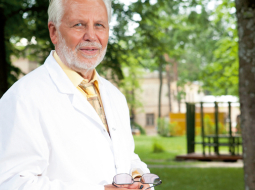 Jānis Bārs patlaban Latvijā ir vienīgais, kurš Bērnu klīniskajā universitātes slimnīcā veic augļūdeņa ņemšanu, lai prognozētu iespējamās slimības.