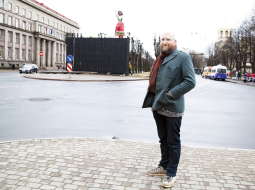 Aigars Bikše pie melnādainās Bārbijas tās uzstādīšanas laikā.