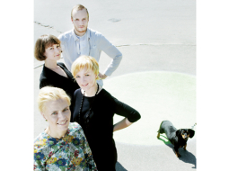 No priekšplāna: Brigita Bula, Ieva Zībārte, Evelīna Ozola un Edgars Zvirgzdiņš.