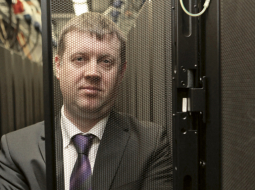 Globāli ņemot, DEAC apmēri «nav ne puspile okeānā». Taču 400 serveru skapju jeb kritiskā robeža, lai kāds, piemēram, ASV uzņēmums vispār sāktu runāt, ir sasniegta, un sarunas risinās. «Protams, tikai pēc tam, kad ir izskaidrots, ka Baltija neatrodas Teksasā,» nosmaida DEAC šefs Andris Gailītis. Foto — Nora Krevņeva, F64