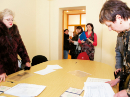 «Ir redzams, ka PSRS diplomu pielīdzināšana maģistra grādam ir bijusi vajadzīga tautai,» lielo apmeklētāju pieplūdumu Akadēmiskās informācijas centrā, kas izskata iesniegumus, komentē Gita Rēvalde no Izglītības ministrijas.