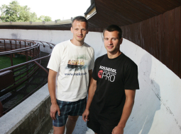 Martins (pa labi)  un Tomass Dukuri  Siguldas trasē. Vasarā to mēdz lietot tikai pārgalvji, bet paši sportisti trenējas sporta zālē. Foto — Mārtiņš Zilgalvis, F64