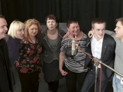 Bijušie Dzeguzēni un viņu vadītāja. No kreisās: Viesturs Jansons, Ilze Jaunalksne, Leonarda Ķestere–Kļaviņa, Kristīne Jurjāne, Daila Martinsone, Kārlis Būmeisters un Mārtiņš Egliens. Foto — Jānis Saliņš, F64