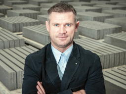 «Man vismazāk pieder, tāpēc visvairāk jāstrādā,» smejas Dairis Drīksne, angļu filologs pēc izglītības, kas sešos gados kļuvis par bruģa ražotnes Eko bloks galveno dzinējspēku.