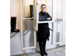 Kad 2009.gadā sākās krīze, Elīna Dobele domāja — vai tiešām arhitektes profesija viņai sniedz lielāko gandarījumu? Un ķērās pie apaviem...