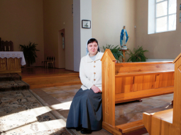 «Pasaule bija noilgojusies pēc tēva. Pēc vienkāršības, cilvēcības,» par jauno pāvestu Francisku saka māsa Emanuēla, kas strādā Kauņā. Uz brīdi viņa viesojās dzimtajā Latgalē.