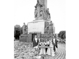 1987.gada 14.jūnijā Spārīte ar Gunu (vidū sēž) pēc koncerta aizgāja pie Brīvības pieminekļa un vienkārši sāka spēlēt.