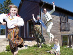Sēlieši. Ansis un Monta Grasmaņi ar meitām Dārtu un Lauru. Foto — Nora Krevņeva, F64