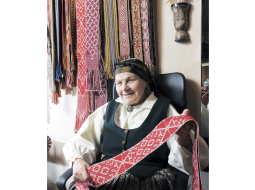 Audēja Aina Grīnvalde priecājas, ja kāds viņu iztaujā par Lielvārdes jostas zīmēm, jo tās, viņasprāt, katram jostas valkātājam dod spēku un pārliecību par sevi.