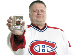 Nekustamo īpašumu speciālistam Gundaram Lauvam vienīgajam pasaulē pieder kartīte ar NHL hokejista Raita Ivanāna attēlu. Šajā kreklā uzbrucējs bija tērpts, kad viņam salauza žokli. Foto — Andrejs Terentjevs, F64