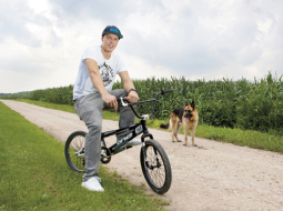 Tik skaista, bet arī tik neziņas pilna vasara. Kamēr draugi brauc uz sacensībām, Māra Gūtmaņa BMX ritenis rūsē garāžā, un suns Ferro nesaprot, kādēļ saimnieks reizēm skumst.