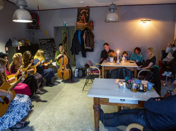 Parasts sestdienas vakars Hāgenskalna komūnā — uzstājas dāmu blice Tarkšķu mandolīnistes.