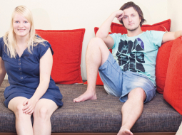 Divi no Naughty Squirrel Backpackers Hostel īpašniekiem  —  Gunita Zelmene un austrālietis  Džerods Folkners. Foto — Andrejs Strokins, F64