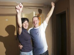 Jelgavnieki Inguna Lībiete un Uģis Bernāns hokejam līdzi juta tik skaļi, ka kaimiņi izsauca policiju. Foto — Mārtiņš Zilgalvis, F64