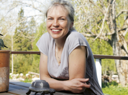 Ingas Ābeles darbi top Allažu pagasta Stiķenos. Uz etnogrāfiski skaisto lauku viensētu, kurp no Siguldas ved neasfaltēts ceļš, rakstnieci atvilinājis tāds pats sapņotājs kā viņa — gaisa balonu pilots Gunārs Dukšte. Foto — Mārtiņš Zilgalvis, F64