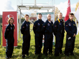 Zinoo-1 apkalpe. No kreisās: Ansis Rezgalis (novērošanas komanda), Mārcis Priedītis un Alvis Sokolovs (palaišanas komanda), Pauls Irbins (lidojuma vadības centrs), Mārtiņš Malcenieks (glābšanas komanda), Jānis Dunkurs (novērošanas komanda).