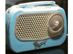 VEF radioaparātu izceltie skaļruņi brīžiem atgādina 30.gadu auto uzkrītošās radiatoru restes. Foto — Raitis Plauks, F64
