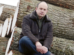 Viens no Amberwood īpašniekiem Ivars Akerfelds agrāk bija pasniedzējs Latvijas Lauksaimniecības universitātes kokapstrādes katedrā. Foto — Mārtiņš Zilgalvis, F64