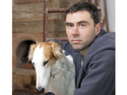 Režisors Viesturs Kairišs ar savu vēja suni Buzi.