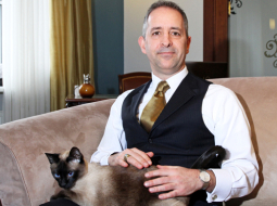 «Divas dienas pa 18 stundām! Režisors Jānis Nords ir perfekcionists,» par filmēšanos LIAA jaunajā video saka Rīgā dzīvojošais amerikānis Deivids Holahans. Honorāru viņš atdevis Ziedot.lv — ir lepns par iespēju brīvprātīgi reklamēt Latviju.