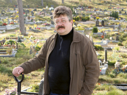 «Pārdzīvojums ir liels kā cilvēka bērēs. Esam pat ātros saukuši,» stāsta Andris Krūmiņš–Krūms, kurš dzīvnieku kapsētā strādā sesto gadu. Foto — Kaspars Krafts, F64