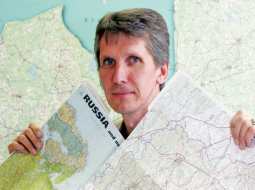 SIA Karšu izdevniecība Jāņa sēta valdes priekšsēdētājs Jānis Turlajs: «Mēs strādājam daudz smalkāk par lielajām nācijām. Neaizmirstam ne baskus, ne kataloņus, ne čuvašus, ne čečenus. Tas viss parādās arī vietu nosaukumos. Kartogrāfijā ir ļoti daudz politikas.»