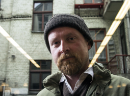 Maiks Koljers, kā jebkurš žurnālists, sapņoja par savu grāmatu. Lasīja klasiķus — Čehovu un Dostojevski, Servantesu un Hašeku. Tad viņa rokās nonāca kāds slikti uzrakstīts mūsdienu autora darbs, kas saņēmis Bukera balvu. «Sapratu — pat ja neuzrakstīšu tik labas grāmatas kā lielie grandi, manējā nebūs slikta. Baiļu vairs nebija.»