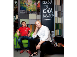 Krāsu servisa līdzīpašnieki Kristians Gabaliņš (pa labi) un Juris Robežs.