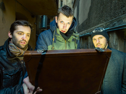 Topošās filmas Kriminālais ekselences fonds radošā brigāde: producents Edgars Ražinskis (no kreisās), radošais asistents Juris Pīlēns un kinoblogeris Sergejs Timoņins.