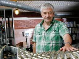 «Kaitēkļi, tauki, kaļķis un rūsa,» galvenos cilvēka ienaidniekus, kuru dēļ roka stiepjas pēc sadzīves ķīmijas, pārliecinoši nosauc viens no aerosolu ražotāja Kvadro īpašniekiem Andris Madelis.