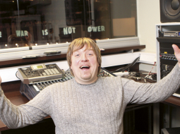 Diplomētais kordiriģents Armands Leja hokeja starplaikos spēlē sintezatoru. «Nervi beigti!» Leja komentē Rīgas Dinamo play-off spēles Gagarina kausā. Foto — Kaspars Krafts, F64