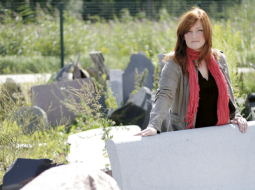 Vasarās Lelde Laura uz kapakmeņiem veido portretus, taču viņas pamatdarbs ir zīmēšanas skolotāja.